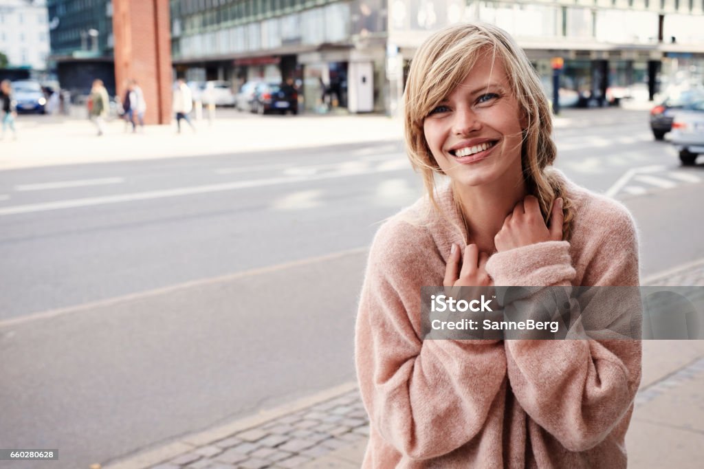 Impresionante chica de la ciudad - Foto de stock de Jersey - Top libre de derechos