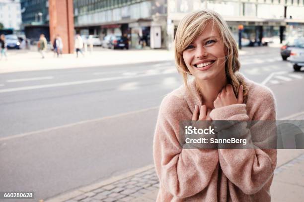 Impresionante Chica De La Ciudad Foto de stock y más banco de imágenes de Jersey - Top - Jersey - Top, Rosa - Color, Una sola mujer