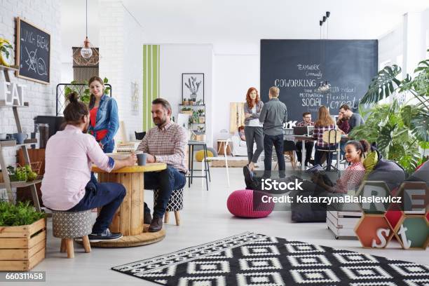 Personas Relajante Durante Almuerzo Foto de stock y más banco de imágenes de Oficina - Oficina, Agencia de viajes, Inmobiliaria