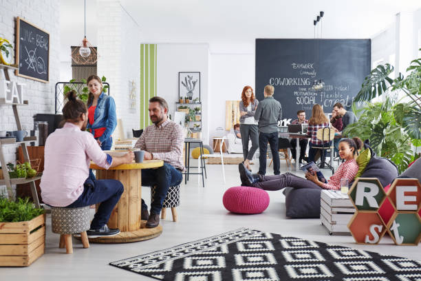 persone che si realxing durante la pausa pranzo - fare una pausa foto e immagini stock