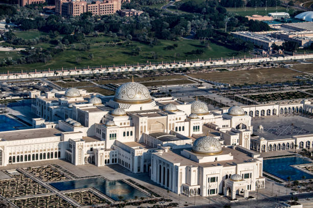 abu dhabi präsidentenpalast - emirates palace hotel stock-fotos und bilder
