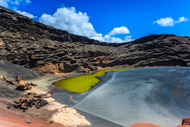 la laguna verde en el golfo en lanzarote - lanzarote bay canary islands crater fotografías e imágenes de stock