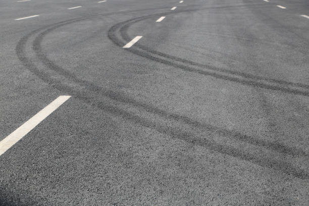 istock Asphalt road, brake imprint 660333714
