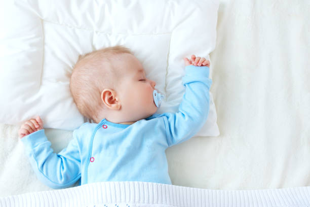 bambino che dorme su coperta blu - dreams child sleeping little girls foto e immagini stock