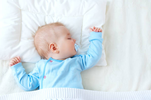 dziecko śpiące na niebieskim kocu - sleeping baby zdjęcia i obrazy z banku zdjęć