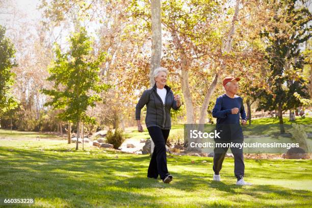 Photo libre de droit de Vue Latérale De La Puissance De Couple De Personnes Âgées Marchant Dans Le Parc banque d'images et plus d'images libres de droit de Marche sportive