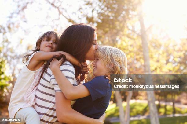 Photo libre de droit de La Mère Comptable Fils Et Fille Car Ils Jouent Dans Le Parc banque d'images et plus d'images libres de droit de Mère