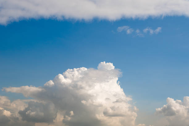 雲と青い空を背景にしています。 - white cliffs ストックフォトと画像