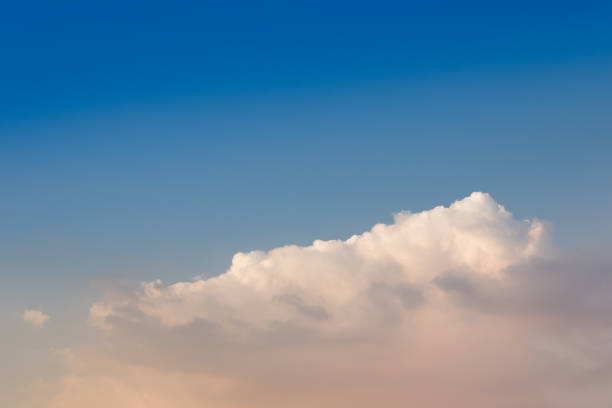 nuvole e sfondo cielo blu. - white cliffs foto e immagini stock
