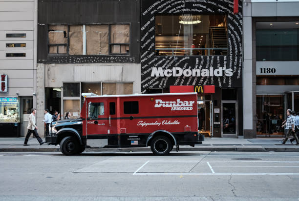 нью-йорк, нью-йорк, сша - 8 октября 2016 г.: бронированный грузовик был замечен припаркованным возле известной сети ресторанов быстрого питания - pat mcdonald стоковые фото и изображения