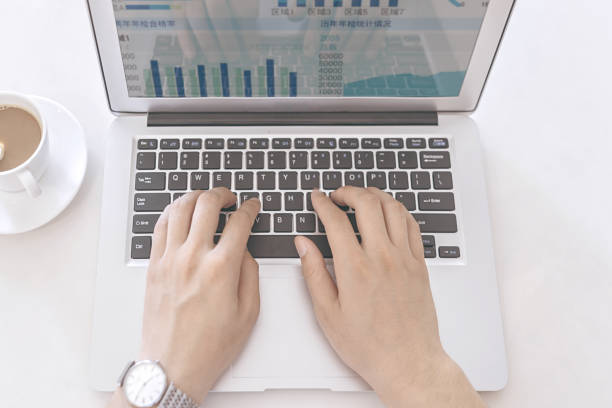 istock Car sales , the use of laptop orders 660373712