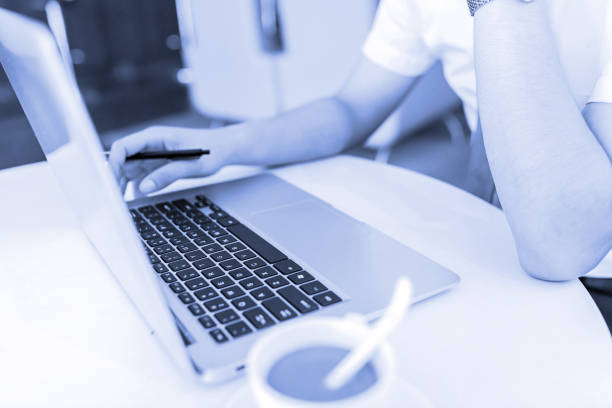 istock Car sales , the use of laptop orders 660385886