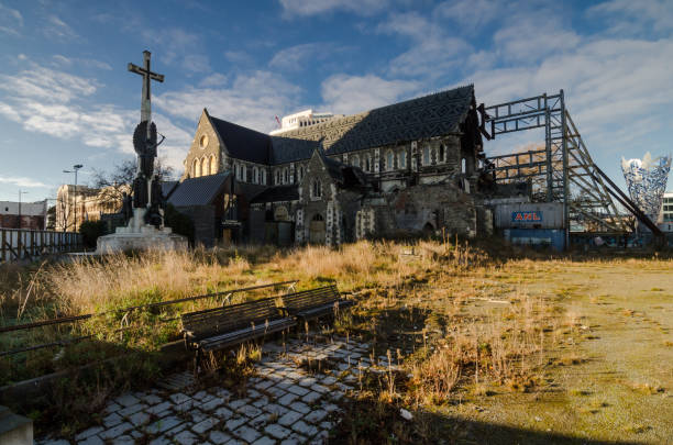 cathédrale de christchurch - quake damaged section photos et images de collection