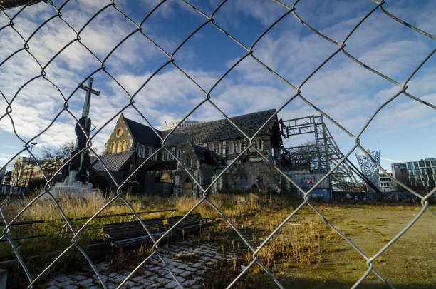 cathédrale de christchurch - quake damaged section photos et images de collection