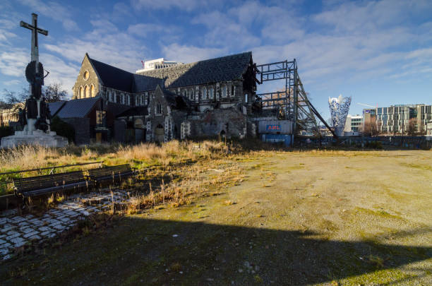 cathédrale de christchurch - quake damaged section photos et images de collection