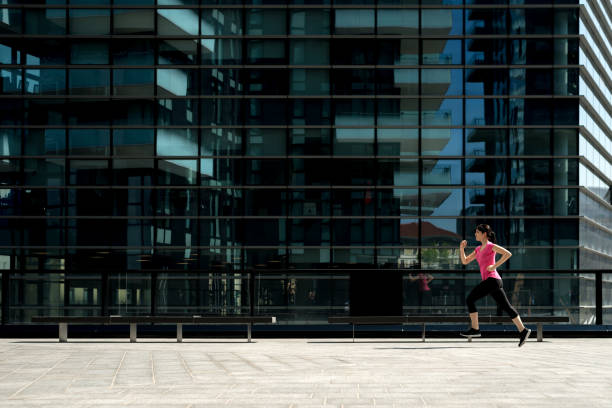 istock Sporting women - Urban running: Sprint 660402212