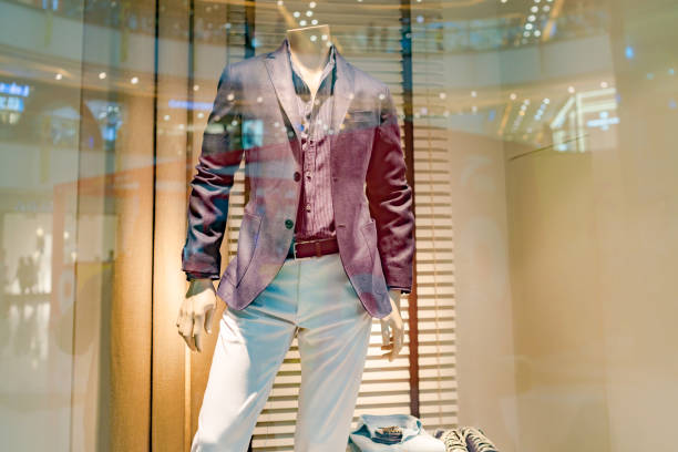 женская одежда, дизайн одежды - department store suit mannequin clothing стоковые фото и изображения