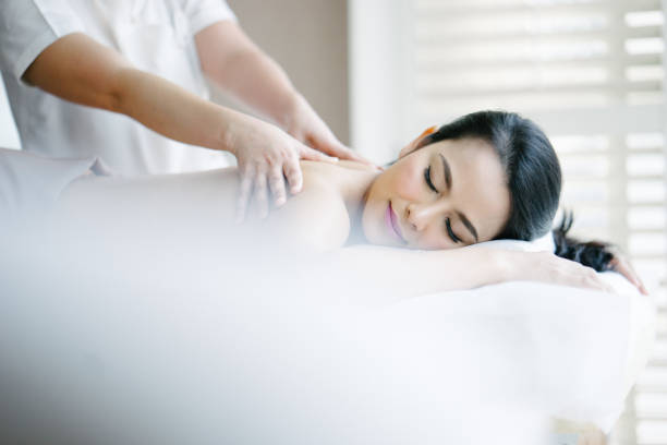오일 마사지를 즐기는 젊은 여자 - health spa women spa treatment massager 뉴스 사진 이미지