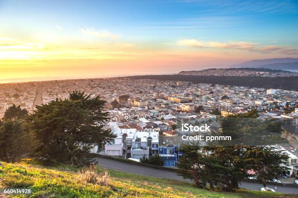 Blick Auf Das Panorama Der Stadt San Francisco Stockfoto und mehr Bilder von San Francisco - San Francisco, Sonnenuntergang, Stadtviertel