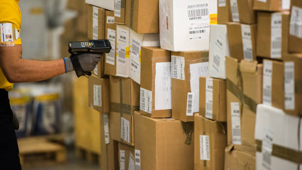 worker scanning - parcel label imagens e fotografias de stock