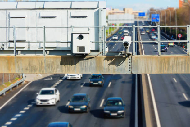 隠されたトラフィックのレーダーの速度の施行 - 電波探知機 ストックフォトと画像