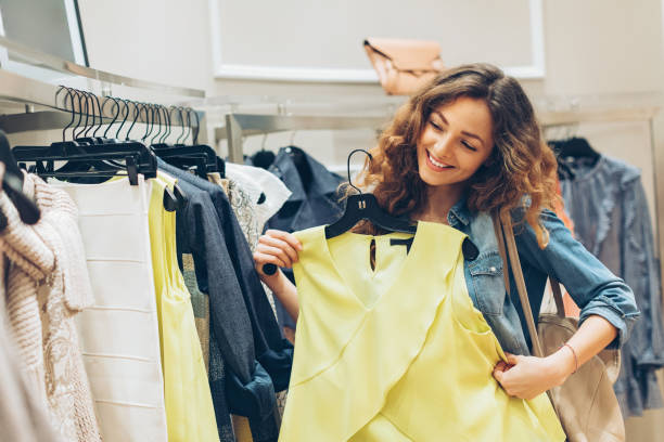 o vestido perfeito para mim - cabine de loja - fotografias e filmes do acervo