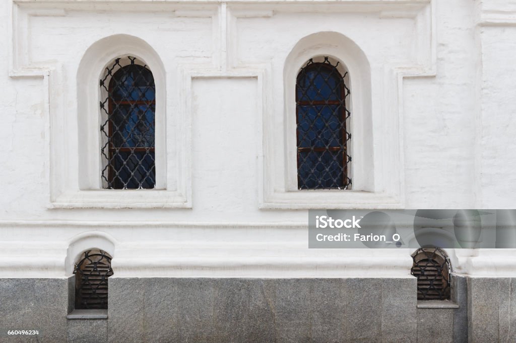 Pared De La Iglesia Medieval Blanca Con Ventanas Latticadas En Forma De  Arcos Foto de stock y más banco de imágenes de Aire libre - iStock