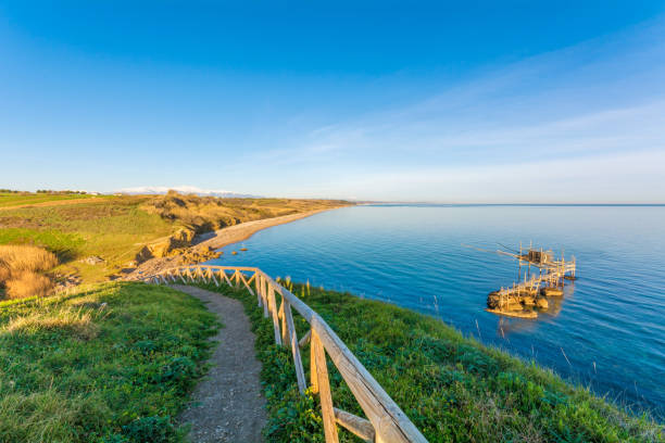 punta aderci, vasto - trabocchi kusten i regionen abruzzo (italien) - san vito chietino bildbanksfoton och bilder