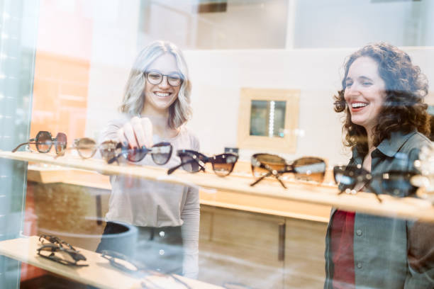 안경에 대 한 쇼핑 하는 여자 - optometrist store retail glasses 뉴스 사진 이미지