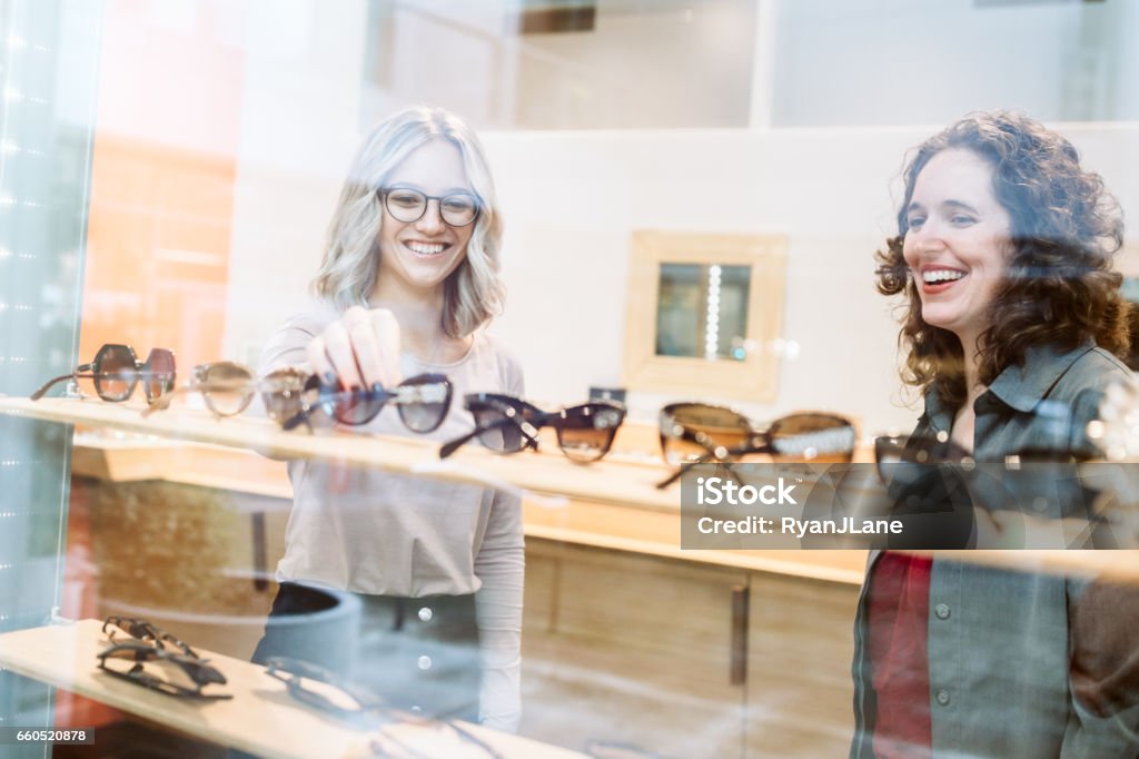 Mulher às compras para óculos - Foto de stock de Optometrista royalty-free