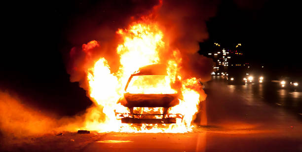 car on fire - riot imagens e fotografias de stock