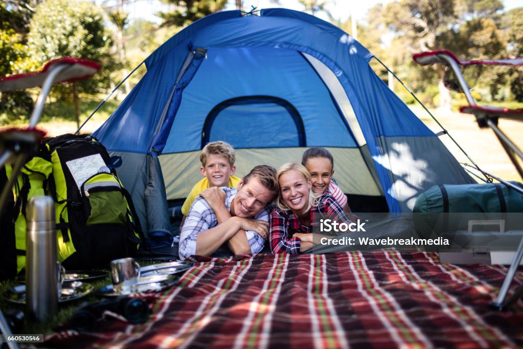 テントの中で横になっている幸せな家族 - キャンプするのロイヤリティフリーストックフォト
