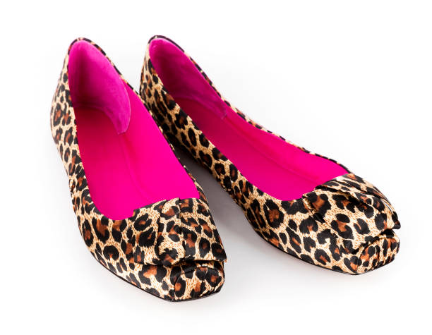 пара тигр полосатые квартиры обувь - leopard 2 стоковые фото и изображения