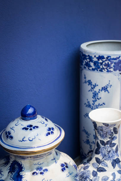 istock Blue And White Antique Style Ceramic Vase 660563240