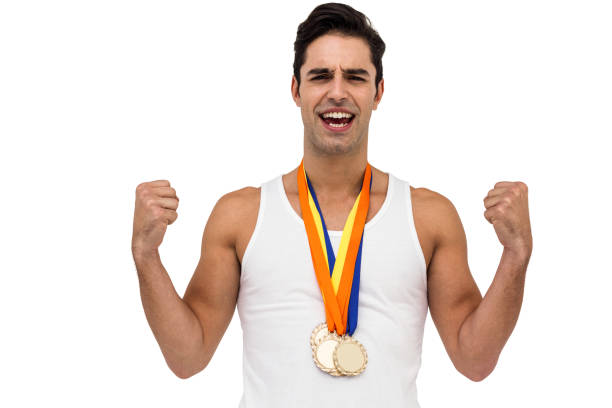 sportowiec pozujący ze złotym medalem po zwycięstwie - medal 20s achievement athlete zdjęcia i obrazy z banku zdjęć