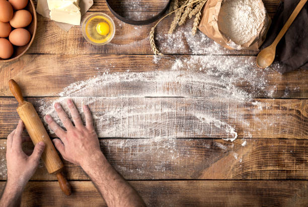 boulanger prépare à pétrir la pâte, vue de dessus - bread making photos et images de collection