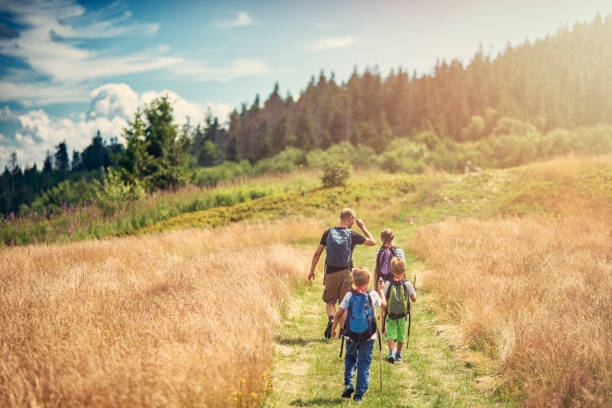 père avec les enfants, randonnées dans une nature magnifique - beauty and health flash photos et images de collection