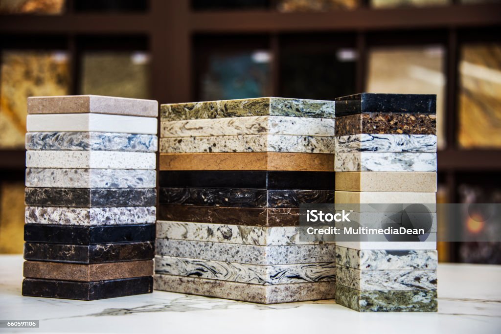 Quartz, granit, marbre et échantillons de couleur supérieure pour le comptoir cuisine - Photo de Plan de travail de cuisine libre de droits