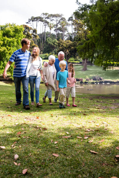 mehr-generationen-familie im park spazieren - family grandmother multi generation family nature stock-fotos und bilder