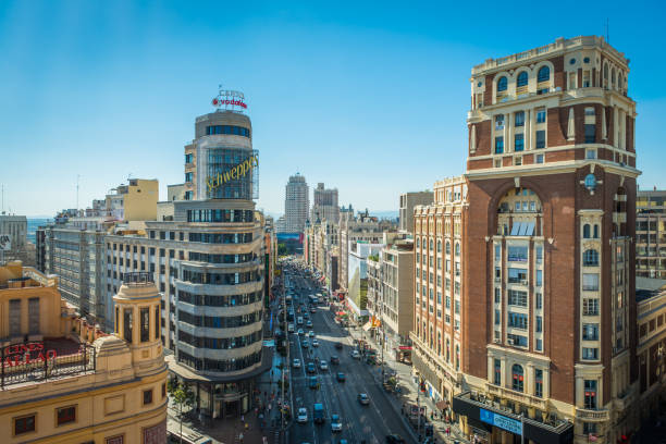 vista di madrid lungo la trafficata via dello shopping calle gran via spagna - gran vía foto e immagini stock