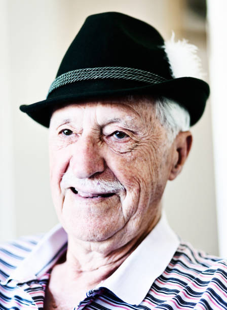 istock Laughing old man in smart Tyrolean hat 660622104