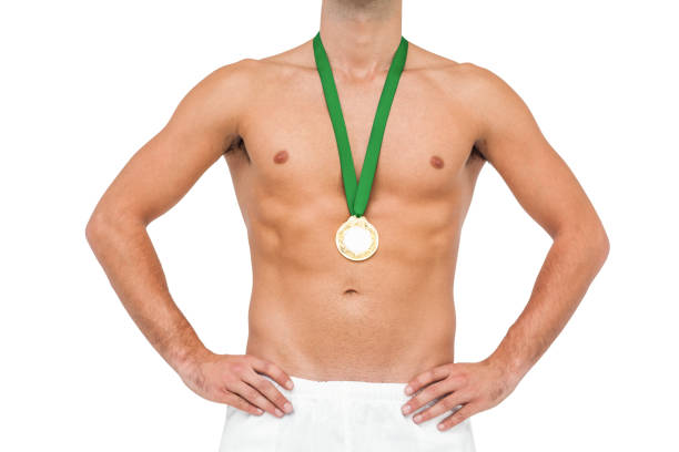 sportowiec pozujący ze złotym medalem na białym tle - medal 20s achievement athlete zdjęcia i obrazy z banku zdjęć
