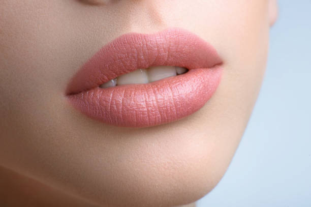 superbes lèvres pleines d’une belle femme - big lips photos et images de collection