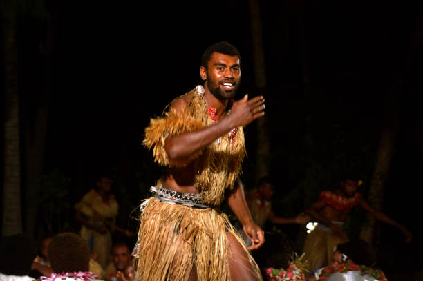 fijianos hombres bailando una danza masculina tradicional meke wesi en fiji - melanesia fotografías e imágenes de stock