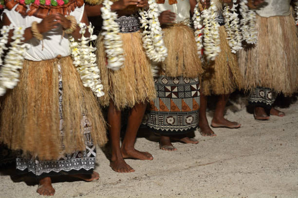 gente indígena de fijian canta y baila en fiji - melanesia fotografías e imágenes de stock