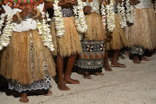 коренные фиджийцы поют и танцуют на фиджи - ceremonial dancing стоковые фото и изображения