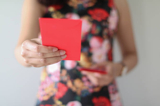 istock Asian Girl with Cheongsam show Red Envelope 660643888