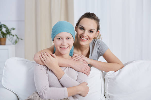 donna che sostiene la sorella malata - cancer women womens issues friendship foto e immagini stock