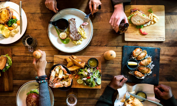 diverse menschen hängen kneipenfreundschaft aus - pub food stock-fotos und bilder