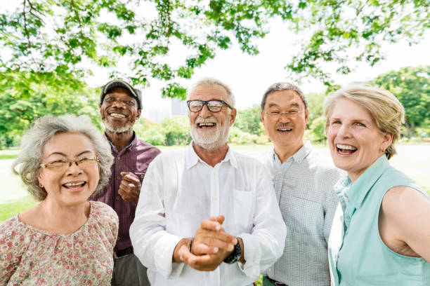 grupo de jubilación mayor concepto de felicidad de amigos - parque público fotos fotografías e imágenes de stock